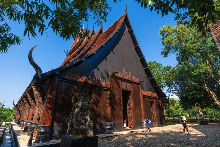 Chiang Mai: Chiang Rai Temples & Black House Discovery Tour - Wat Rong Suea Ten and the Blue Temple