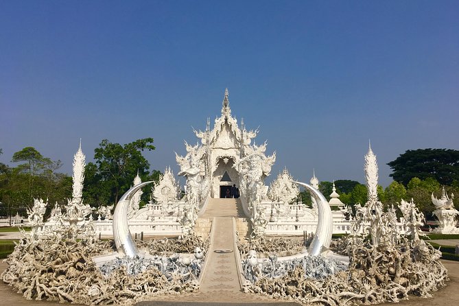 Chiang Mai-Chiang Rai:White+Black+Blue Temple+Golden Triangle+Boat Trip - Lunch and the middle of a very long day