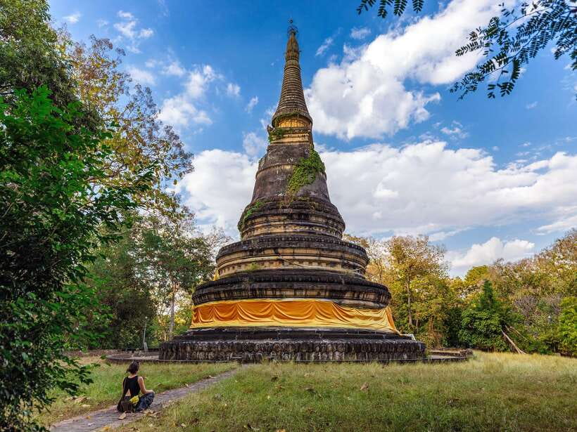 Chiang Mai: Doi Suthep, Wat Umong, and Pha Lat Sunrise Tour - Walking into Wat Pha Lat’s forest quiet