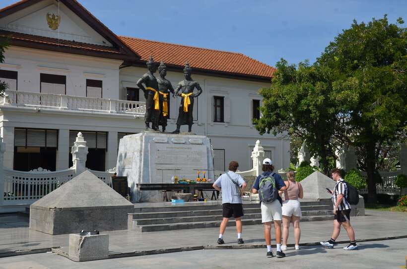 Chiang Mai: Historic Temples and City Guided Walking Tour - Wat Phan Tao, a royal building made of teak