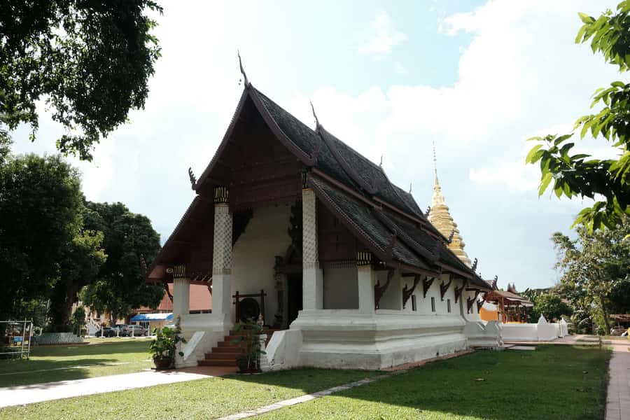 Chiang Mai Light: Tuk Tuk Night Tour with Temples & Markets - Chinatown brings food, color, and practical help
