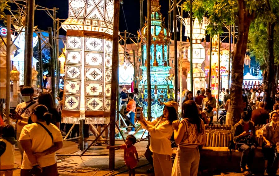 Chiang Mai Light: Tuk Tuk Night Tour with Temples & Markets - Tha Phae Gate connects the old city to the night