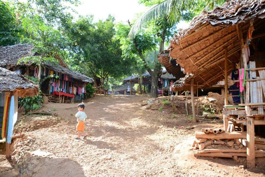 Chiang Mai: Long Neck Village & Chiang Rai’s Iconic Temples - Karen Long Neck Village: culture and commerce