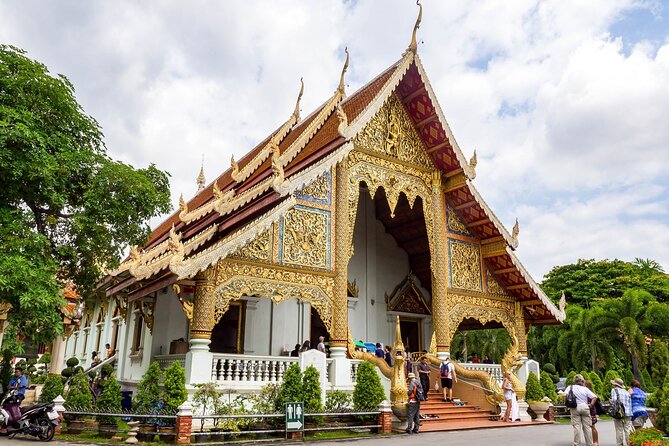 Chiang Mai Old City & Temples Guided Walking Tour - 3 Hrs - Wat Phan Tao and the beauty of carved teak