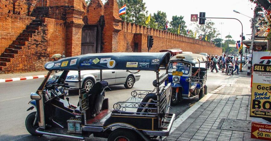 Chiang Mai: Private Tuk Tuk Tour of City Temples With Pickup - Wat Chedi Luang and the missing Emerald Buddha