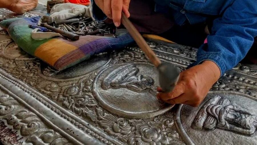Chiang Mai: Silver Craftwork Temple Tour with Monk Meeting - Why this Chiang Mai tour feels different