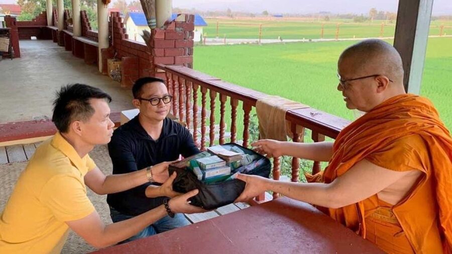 Chiang Mai: Silver Craftwork Temple Tour with Monk Meeting - Wat Sri Suphan and Chiang Mai’s silver craft