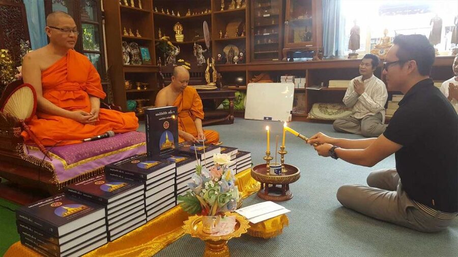 Chiang Mai: Silver Craftwork Temple Tour with Monk Meeting - Meeting in the heart of the old city