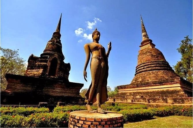 Chiang Mai Temples and Market Tuk Tuk Night Tour - Wat Chedi Luang puts the scale into perspective