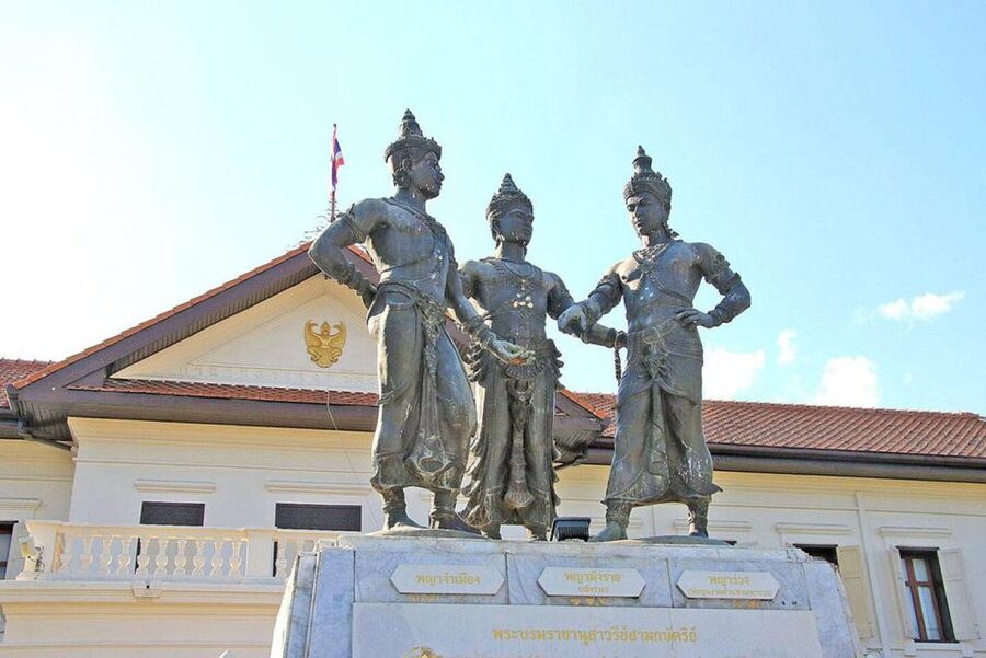 Chiang Mai: Temples and Street Food Night Tour by Tuk Tuk - Wat Chedi Luang and the old stupa