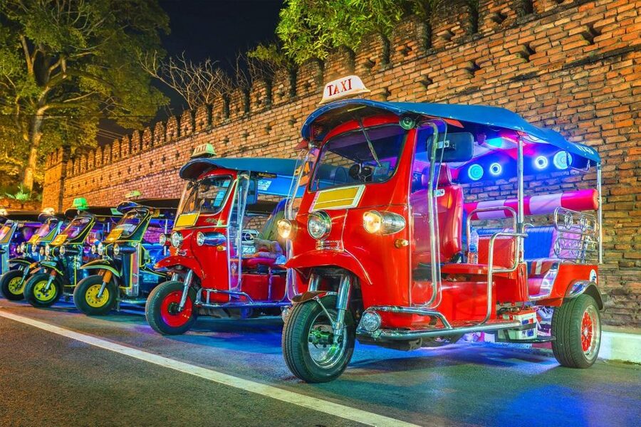 Chiang Mai: Temples and Street Food Night Tour by Tuk Tuk - Wat Phra Singh and northern Thai design