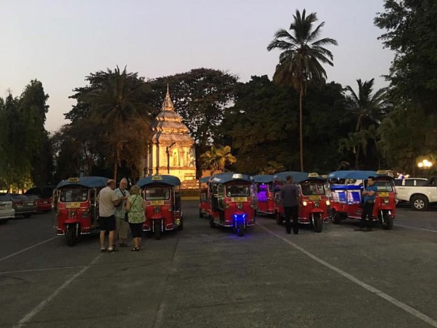 Chiang Mai: Temples and Street Food Night Tour by Tuk Tuk - Choosing between Mueang Mai and Warorot Market