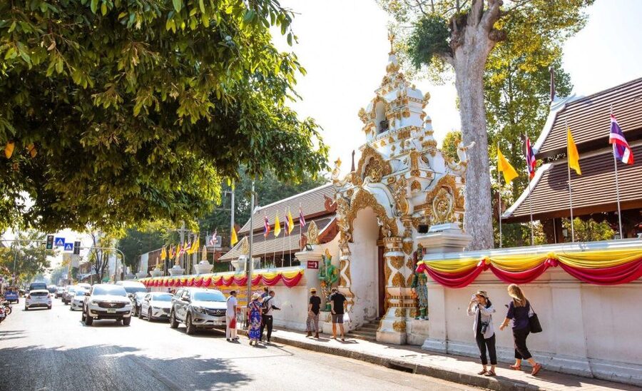 Chiang Mai: Temples and Street Food Night Tour by Tuk Tuk - How much English and guiding should you expect?