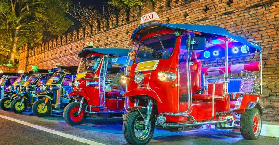 Chiang Mai: Temples and Street Food Night Tour by Tuk Tuk - Hotel pickup within 5 kilometers of the old town