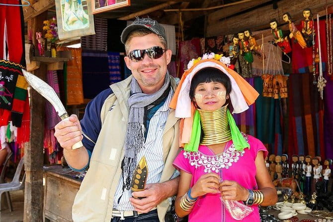 Chiang Mai Temples & Old City Hidden Gems Small Group Tour 2 Hrs - What the guide adds to the experience