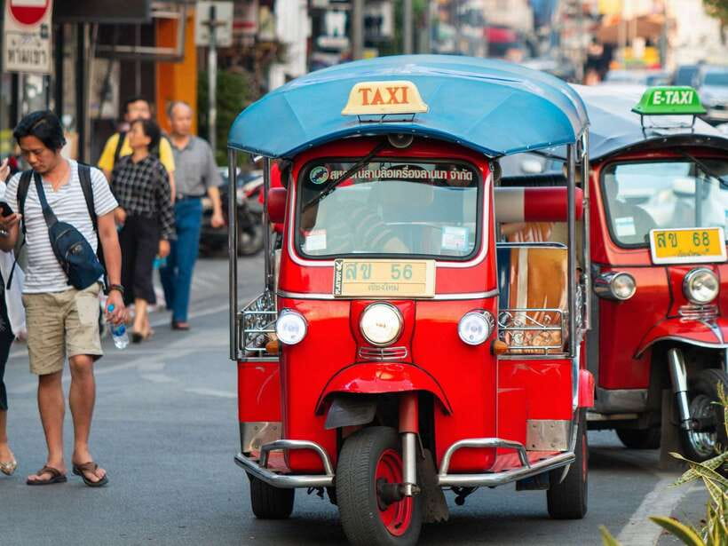 Chiang Mai: Tuk-Tuk Evening Tour with Temples & Street Foods - Key points to know before you book