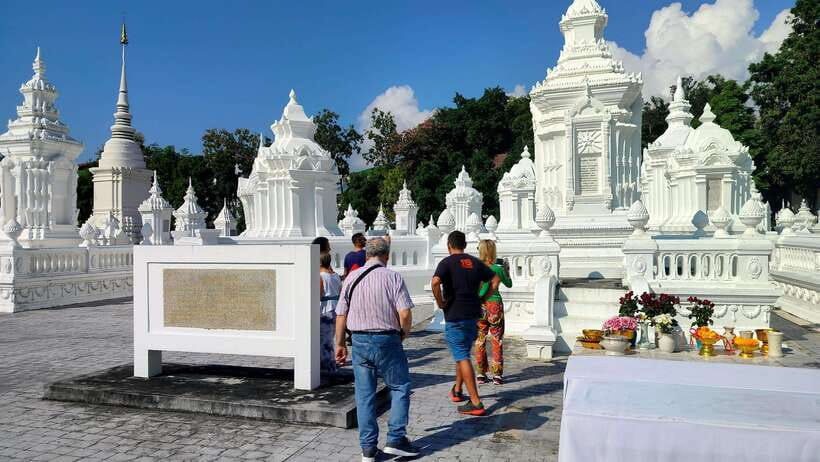 Chiang Mai: Tuk-Tuk Evening Tour with Temples & Street Foods - Chang Phuak Gate, where food becomes the main event