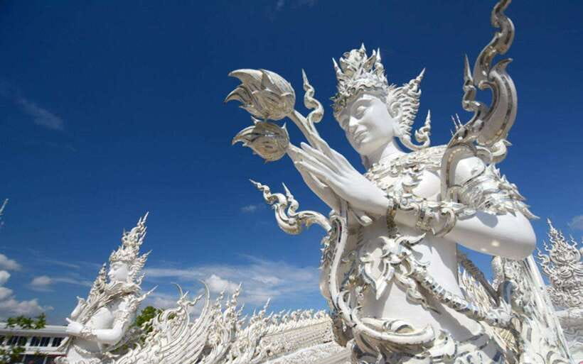Chiang Mai: White, Blue & Big Buddha Temples in Chiang Rai - Lunch and the useful pause in the middle