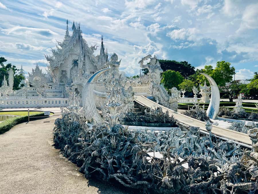 Chiang Rai:Private Transfer to Chiang Mai with Temples Visit - Wat Rong Suea Ten and its strong blue color