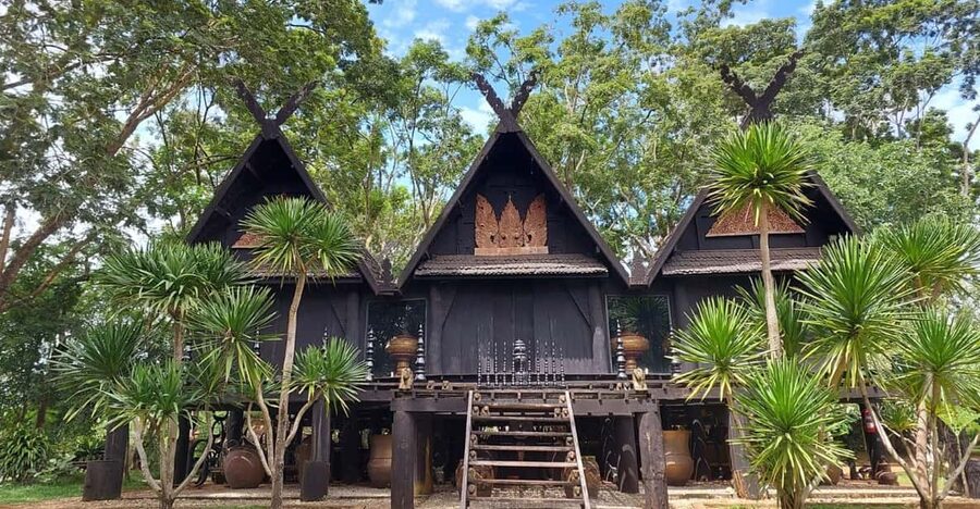 Chiang Rai: Temple Treasures & Popular Sightseeings (Buffet) - The House of Opium adds context