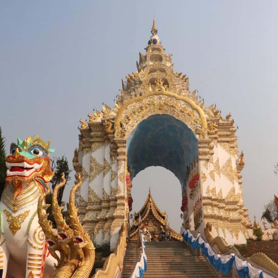 Chiang Rai: Temples Trip with Sang Kaew and Lalitta Cafe - Rainbow Temple and its skywalk