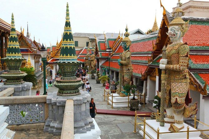 Damnern Saduak Floating Market, Grand Palace and Wat Phra Keo Tour from Bangkok - Which guide qualities matter most