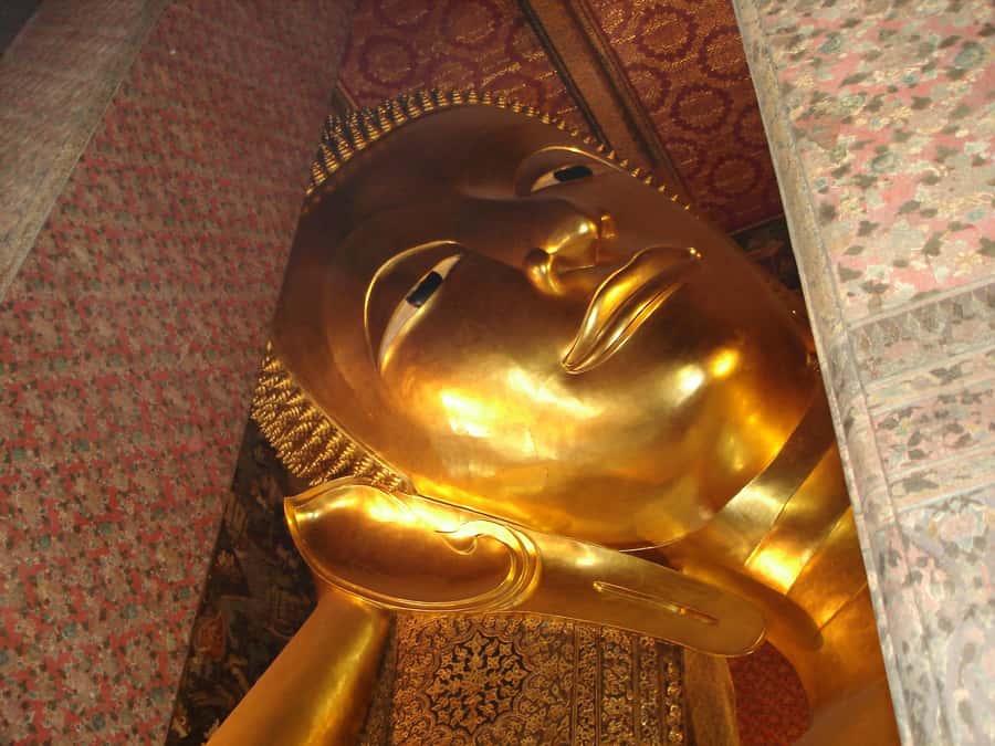 Damnoen Saduak, Reclining Buddha, and Wat Arun Private Tour - Maeklong Railway Market and the approaching train