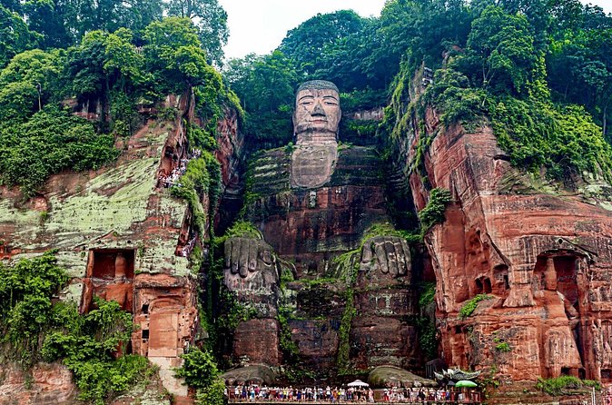 Day Tour: Chengdu Panda Breeding Base and Leshan Giant Buddha - Choosing between the Buddha walk and the boat