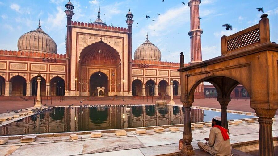 Delhi: 6-Hours Delhi Spiritual Sites With Famous Temples - A lunch pause before crossing the city