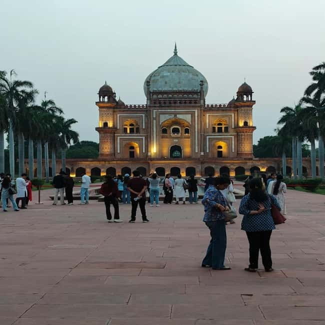 Delhi: Akshardham Temple, India Gate & Safdarjung Night Tour - Safdarjung’s Tomb and the last glow of Mughal Delhi