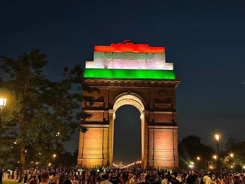 Delhi: Akshardham Temple, India Gate & Safdarjung Night Tour - India Gate lit up at night