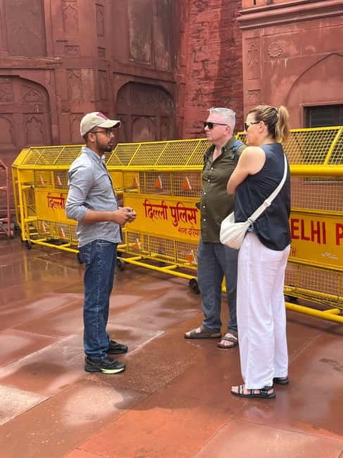 Delhi: Akshardham Temple Tour with Light and Water Show - The evening water and light show