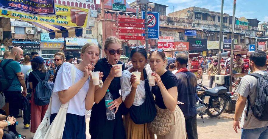 Delhi: Old Delhi's Street Food, Temples & Spice Market Tour - The Sikh gurdwara and its huge free kitchen