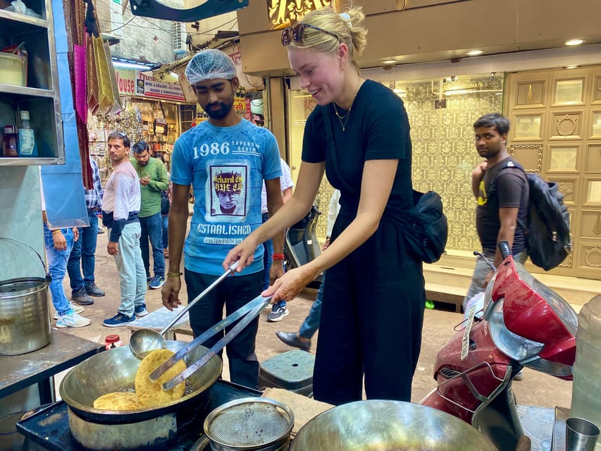 Delhi: Old Delhi's Street Food, Temples & Spice Market Tour - Khari Baoli and the smell of spices