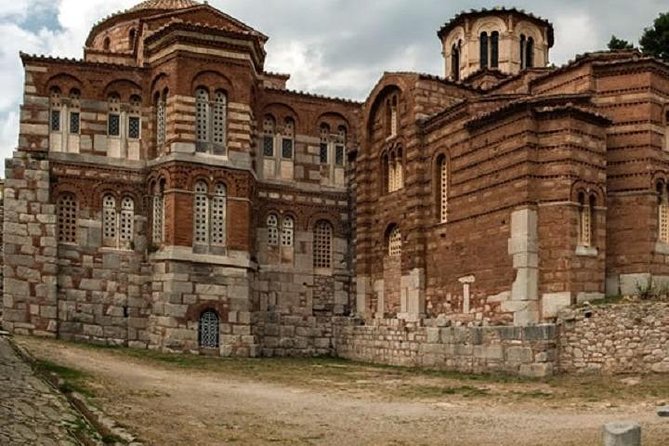 Delphi and Hosios Loukas Monastery Full Day Private Tour - Arachova in a 30-minute pause
