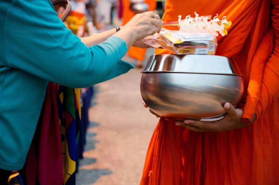 Early morning Doi Suthep with monk chanting and alms - Key points to know before booking