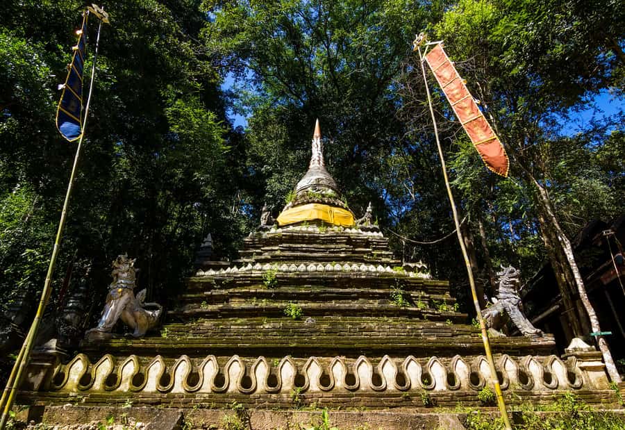 Early morning Doi Suthep with monk chanting and alms - Wat Palad brings a different kind of calm