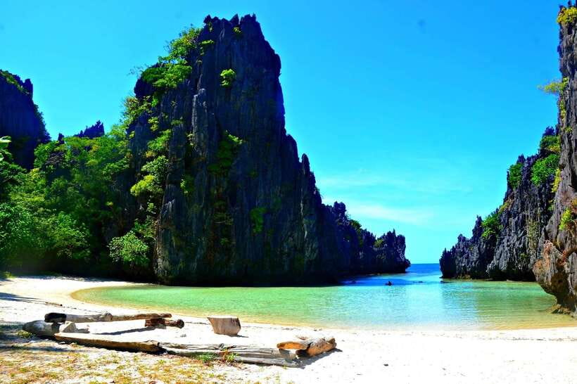 El Nido Island Hopping Tour C: Hidden Beaches & Shrine - The morning meeting at Marber’s Beach Club