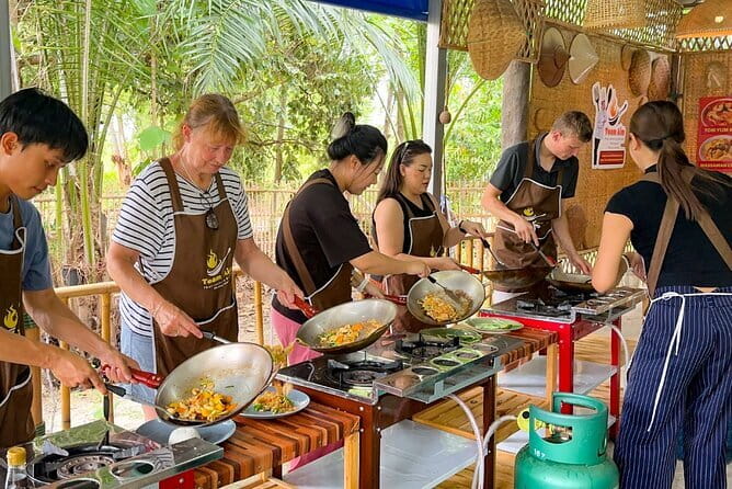 Elephant Sanctuary, Wat Ban Den & Sticky Waterfall - Guides, vehicles, and the size of the group