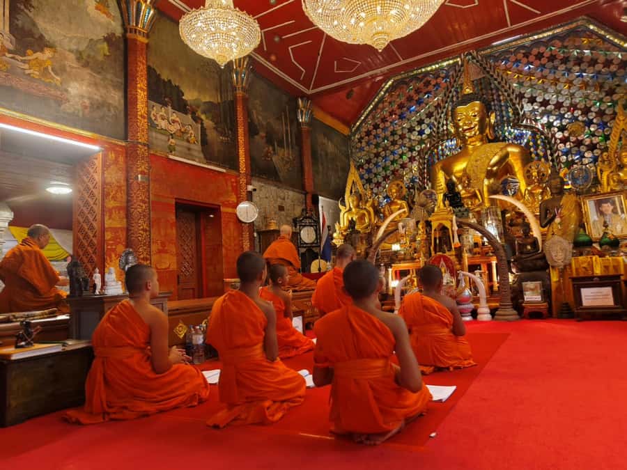 Ex-monk city & temples walking tour: (3.5 hours / 1.7 km.) - Who should book this experience?