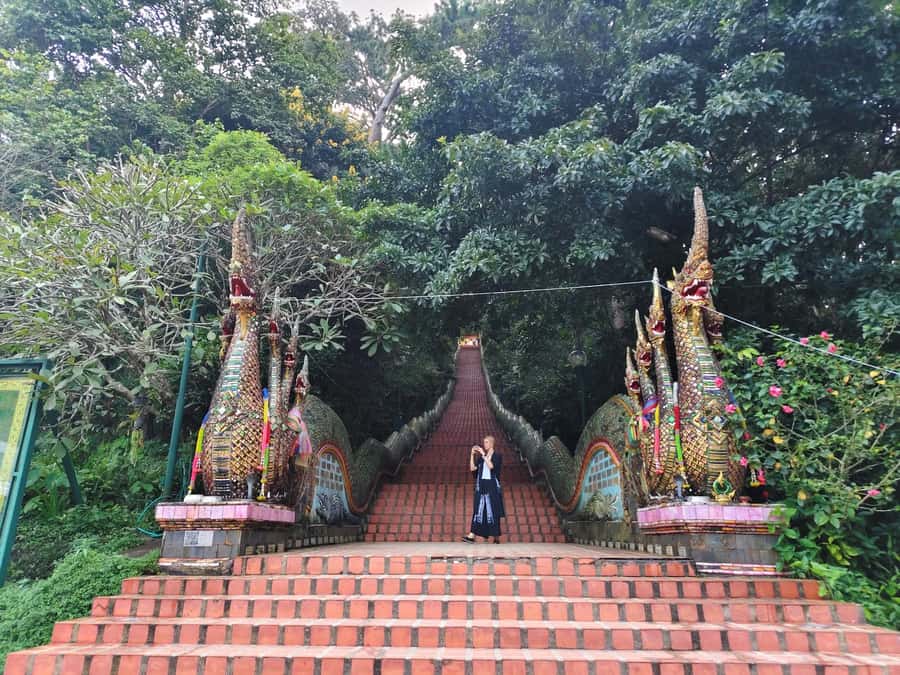 Ex-monk city & temples walking tour: (3.5 hours / 1.7 km.) - The temple connected with Buddhist education