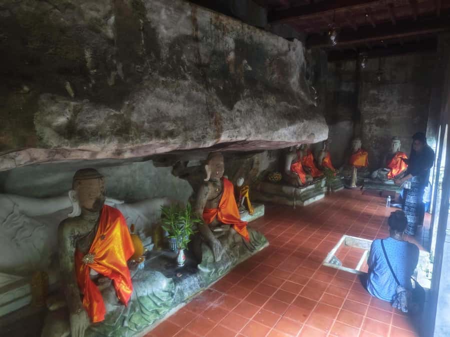Ex-monk city & temples walking tour: (3.5 hours / 1.7 km.) - Is $20 good value for three hours?