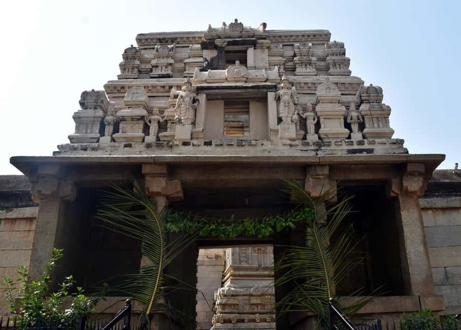 From Bangalore: Lepakshi Temple and Adiyogi Statue Day Trip - A lunch break between two very different sights