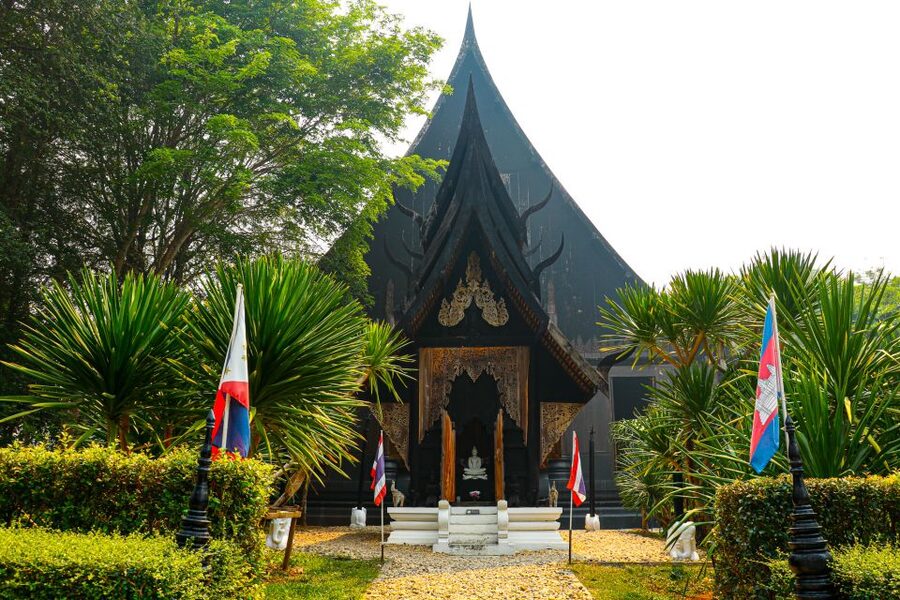 From Chiang Rai: Famous Temples and Golden Triangle Day Tour - The White Temple’s wild visual language
