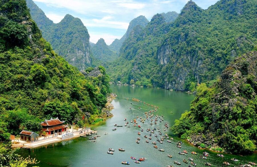 From Hanoi: Trang An & Bai Dinh Pagoda Full-Day Private Tour - Bai Dinh Pagoda and its huge bronze Buddha
