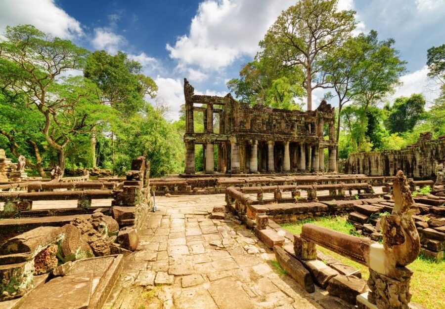 From Siem Reap: Banteay Srei Temple & Grand 5 Temple Tour - What the guide adds to the temple day