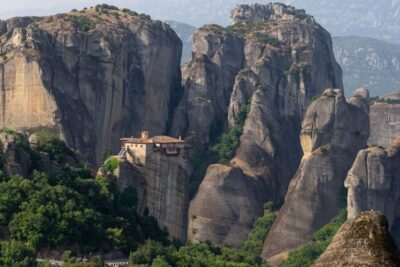 From Thessaloniki: Train Trip to Meteora & Monastery Tour