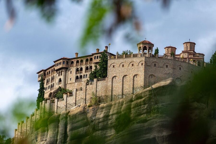 From Thessaloniki: Train Trip to Meteora & Monastery Tour - Seeing all six monasteries from the minibus