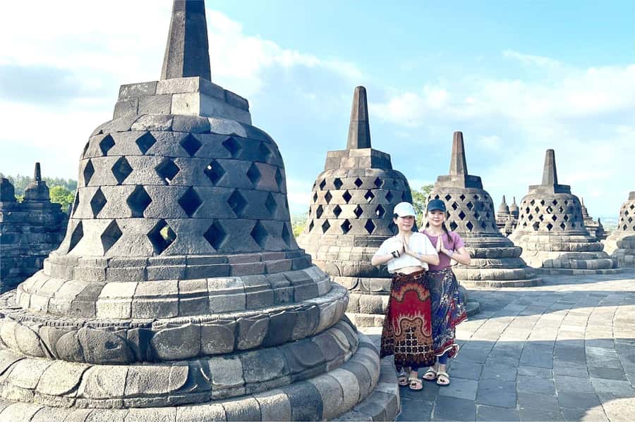 From Yogyakarta: Borobudur Sunrise 8-hour Include Entry Fee - Guides who add more than directions