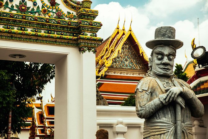 Full Day Bangkok PRIVATE City Tour With Locals - Wat Trimit & Wat Pho tickets - Crossing the Chao Phraya and finding lunch